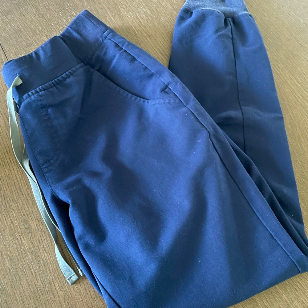 Fig’s scrub set: navy blue. XS top, S bottom